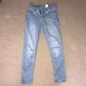 H&M’s blue skinny ankle jeans